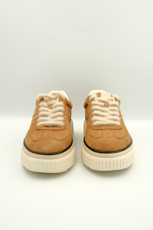 Женские кроссовки Tamaris. Комфортная подошва для ежедневных прогулок.